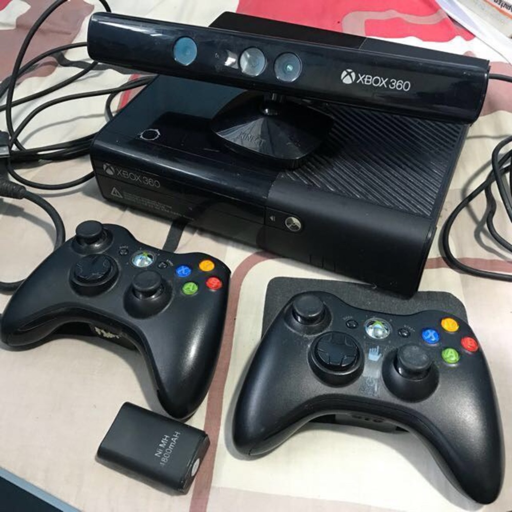 Xbox 360 with 2 controllers and kinect